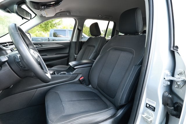 2023 Jeep Grand Cherokee Laredo 4x2