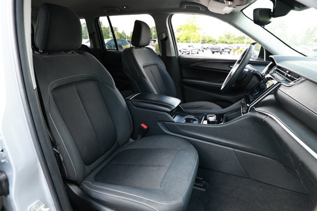 2023 Jeep Grand Cherokee Laredo 4x2