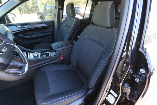 2025 Jeep Grand Cherokee GRAND CHEROKEE LAREDO X 4X2