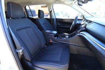 2023 Jeep Grand Cherokee L Laredo 4x2