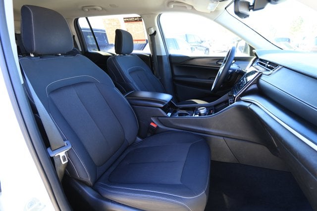 2023 Jeep Grand Cherokee L Laredo 4x2