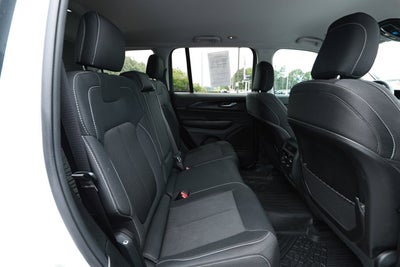 2023 Jeep Grand Cherokee Laredo 4x2