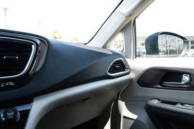 2024 Chrysler Voyager LX
