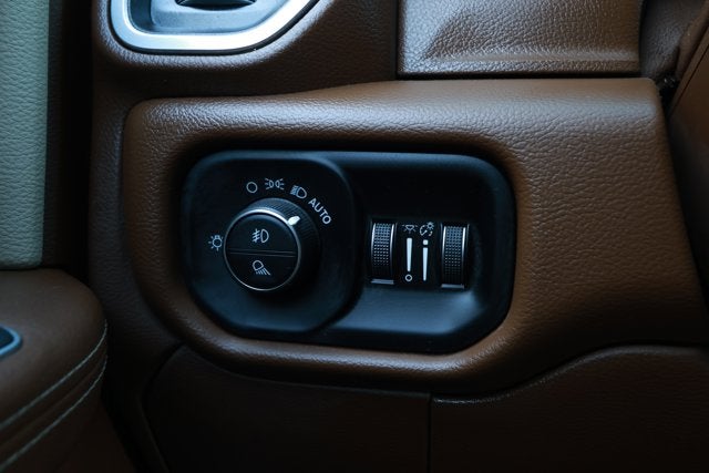 2022 RAM 3500 Laramie Crew Cab 4x2 8' Box